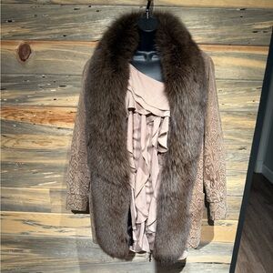 Elegant Fur-Trimmed Coat with Lace Details (Fox Fur )